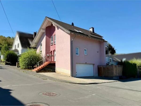 Immobilie in Daaden - Großzügiges Wohnhaus mit offenem Wohnkonzept und modernem Küchenbereich - Bild 0