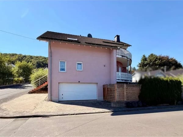 Immobilie in Daaden - Großzügiges Wohnhaus mit offenem Wohnkonzept und modernem Küchenbereich - Bild 1