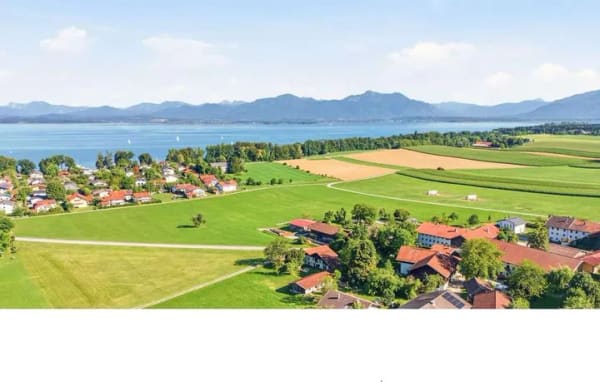 Immobilie in Gstadt am Chiemsee - Das Schmiedgütl Denkmalanwesen am Chiemsee mit außergewöhnlichem Entwicklungspotenzial - Bild 0