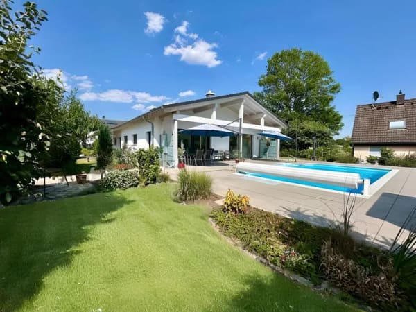 Immobilie in Zöschingen - Modernes Wohnen auf einer Ebene – Stilvoller Bungalow mit Pool in Zöschingen - Bild 1