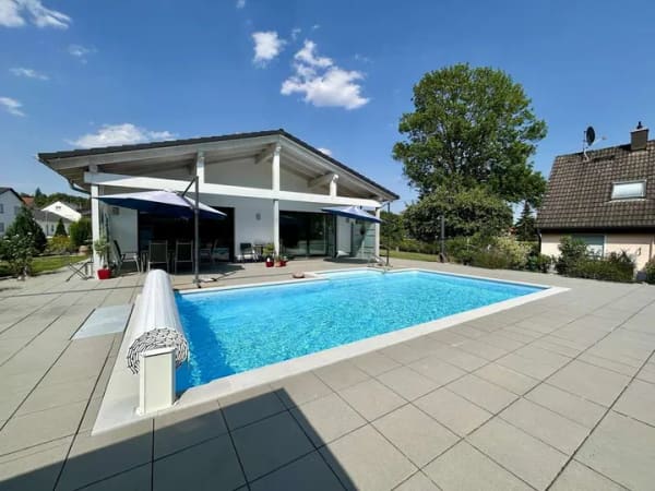 Immobilie in Zöschingen - Modernes Wohnen auf einer Ebene – Stilvoller Bungalow mit Pool in Zöschingen - Bild 2