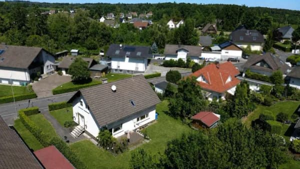 Immobilie in Weyerbusch - Zuhause im Westerwald – großzügiges Einfamilienhaus mit Garten und Garage - Bild 0