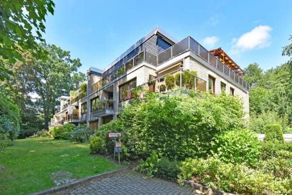 Immobilie in Wentorf bei Hamburg - Vis-a-vis vom Reinbeker Schloss: gut geschnittene 3,5-Zimmer-Wohnung mit sonniger Süd-/Westloggia - Bild 0