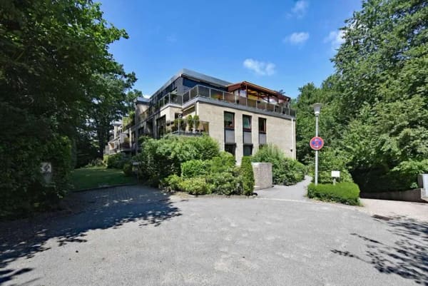 Immobilie in Wentorf bei Hamburg - Vis-a-vis vom Reinbeker Schloss: gut geschnittene 3,5-Zimmer-Wohnung mit sonniger Süd-/Westloggia - Bild 1