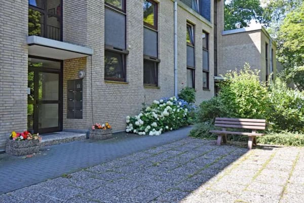 Immobilie in Wentorf bei Hamburg - Vis-a-vis vom Reinbeker Schloss: gut geschnittene 3,5-Zimmer-Wohnung mit sonniger Süd-/Westloggia - Bild 2