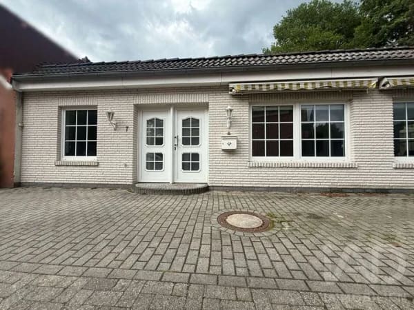 Immobilie in Leer - Gepflegter Bungalow in zentraler Lage - außen schlicht, innen überraschend stilvoll - Bild 1