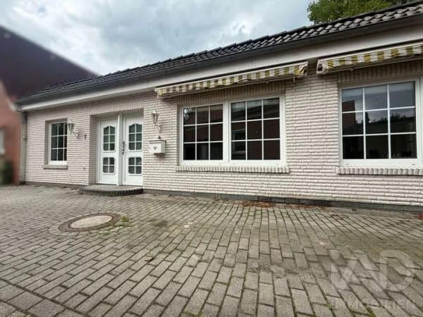 Immobilie in Leer - Gepflegter Bungalow in zentraler Lage - außen schlicht, innen überraschend stilvoll - Bild 2