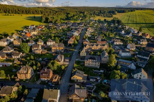 Immobilie in Thum - Viel Platz + Potenzial in Thum–Freistehendes Haus mit 2 Wohneinheiten, 3 Garagen & großem Grundstück - Bild 1