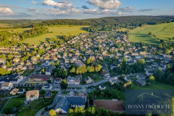 Immobilie in Thum - Viel Platz + Potenzial in Thum–Freistehendes Haus mit 2 Wohneinheiten, 3 Garagen & großem Grundstück - Bild 4