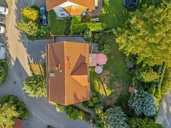 Immobilie in Bodnegg - Bodnegg - Ein Zuhause zum Verlieben! Freistehendes EFH mit liebevoll angelegtem Garten in Rosenharz… - Bild 2