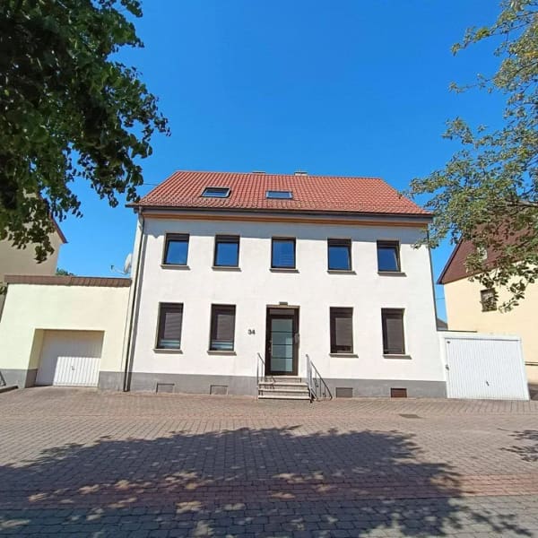 Immobilie in Merchweiler - Wemmetsweiler, großzügig aufgeteiltes, freistehendes 2 Familienhaus mit Garten, 1 Balkon, 3 Wohnungen, 3 Garagen und 1 Stellplatz, zu verkaufen  - Bild 0