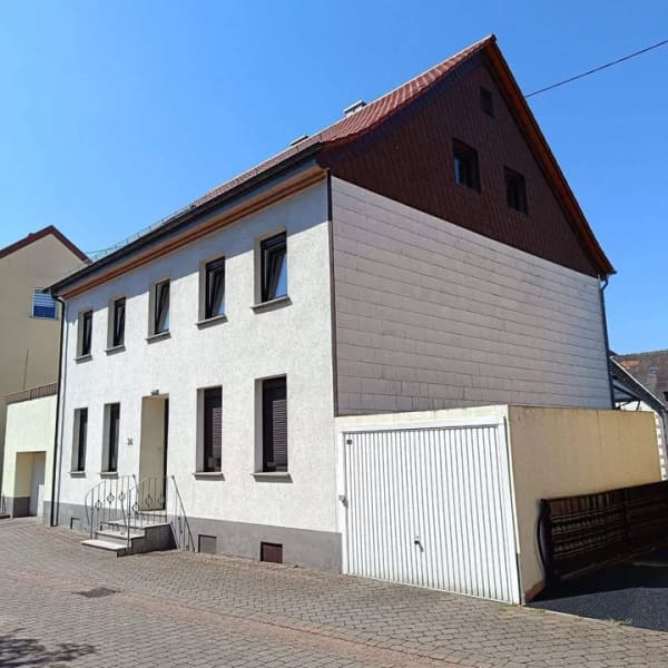 Immobilie in Merchweiler - Wemmetsweiler, großzügig aufgeteiltes, freistehendes 2 Familienhaus mit Garten, 1 Balkon, 3 Wohnungen, 3 Garagen und 1 Stellplatz, zu verkaufen  - Bild 1