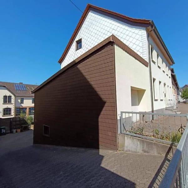 Immobilie in Merchweiler - Wemmetsweiler, großzügig aufgeteiltes, freistehendes 2 Familienhaus mit Garten, 1 Balkon, 3 Wohnungen, 3 Garagen und 1 Stellplatz, zu verkaufen  - Bild 2