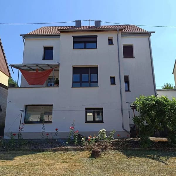 Immobilie in Merchweiler - Wemmetsweiler, großzügig aufgeteiltes, freistehendes 2 Familienhaus mit Garten, 1 Balkon, 3 Wohnungen, 3 Garagen und 1 Stellplatz, zu verkaufen  - Bild 3