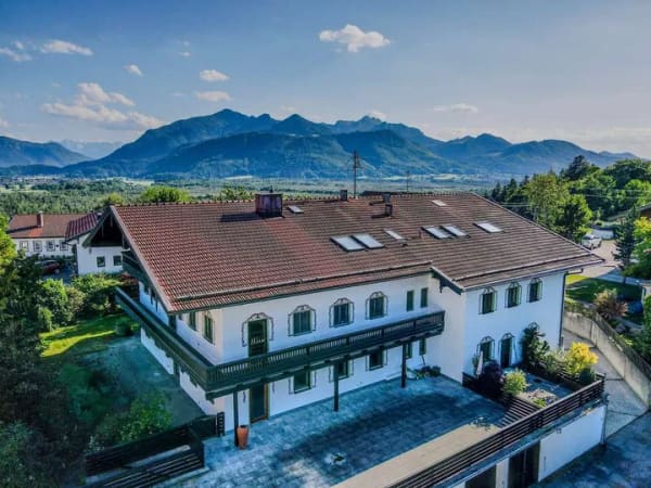 Immobilie in Übersee - Historischer Berghof – großzügiges Wohnen mit besonderem Charakter - Bild 1