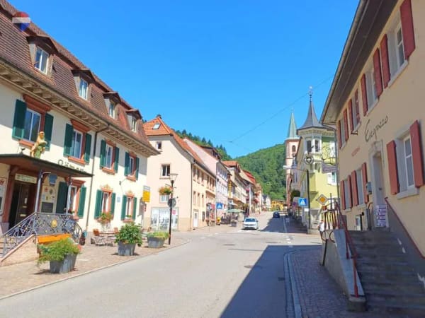 Immobilie in Zell im Wiesental - Kernsanierte 3,5-Zimmer Wohnung im 1. OG mit Balkon im Zentrum von Zell im Wiesental - Bild 0