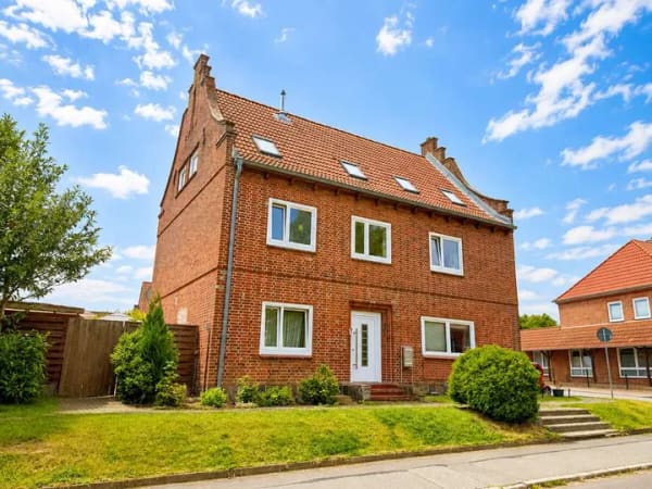 Immobilie in Heiligenhafen - Rotes Backsteinhaus an sonniger Straße
4-FH als Kapitalanlage - Bild 1