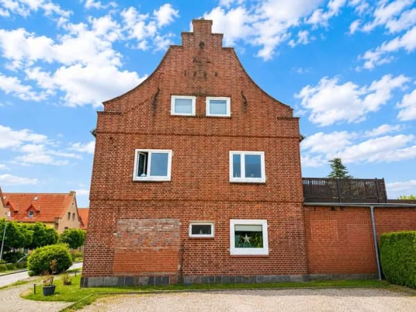 Immobilie in Heiligenhafen - Rotes Backsteinhaus an sonniger Straße
4-FH als Kapitalanlage - Bild 3