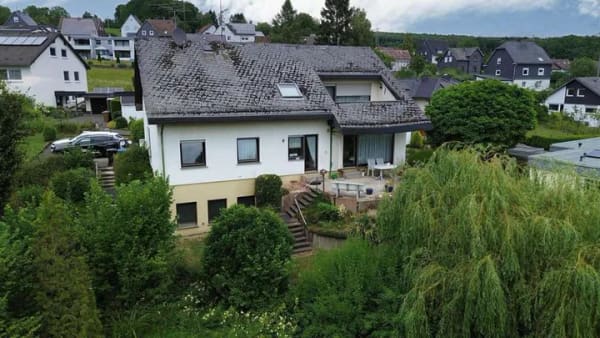 Immobilie in Wilnsdorf - Wohnen und Mieteinnahme unter einem Dach: Einfamilienhaus mit Einliegerwohnung im Siegerland - Bild 0