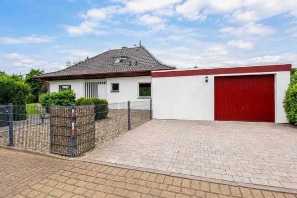 Immobilie in Rullstorf - Solide vermietet mit Perspektive: Einfamilienhaus auf 832 m² Grundstück in Scharnebeck - Bild 0