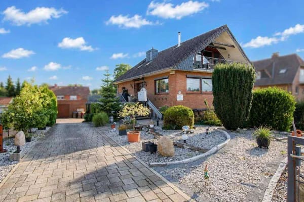 Immobilie in Hohnstorf (Elbe) - Elbblick inklusive - großzügiges Zuhause mit vermieteter Einliegerwohnung - Bild 1