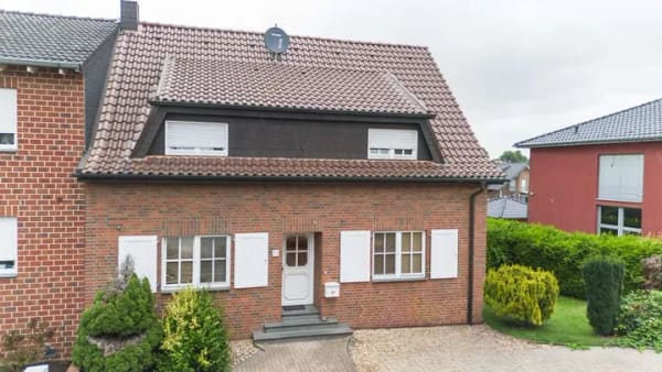 Immobilie in Titz - Familienfreundliche Doppelhaushälfte mit zwei Garagen & gepflegtem Garten - Bild 1