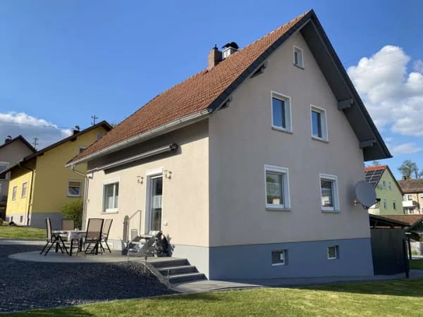 Immobilie in Furth im Wald - Schönes Wohnhaus mit zwei Wohnungen, Garten, Garage und Carport in ruhiger Lage. - Bild 0
