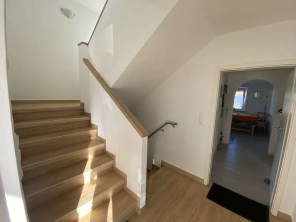 Immobilie in Furth im Wald - Schönes Wohnhaus mit zwei Wohnungen, Garten, Garage und Carport in ruhiger Lage. - Bild 1