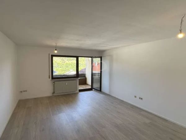 Immobilie in Bad Mergentheim - Frisch renovierte, bezugsfertige Wohnung mit Balkon ! - Bild 1