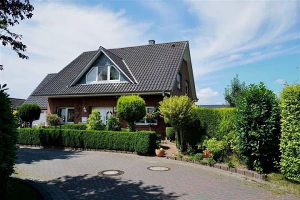 Immobilie in Hemmoor - Courtagefrei Top gepflegtes Niedrigenergiehaus mit großzügigem Wohnbereich, beheiztem Wintergarten und separater Gästewohnung - Bild 1