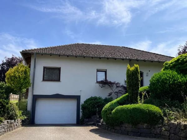 Immobilie in Waxweiler - Gepflegtes Einfamilienhaus mit Kachelofen, Garage & Garten in der Eifel - Bild 0
