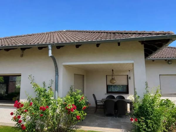 Immobilie in Waxweiler - Gepflegtes Einfamilienhaus mit Kachelofen, Garage & Garten in der Eifel - Bild 1