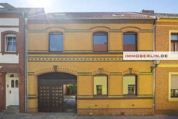 Immobilie in Treuenbrietzen - IMMOBERLIN.DE - Charaktervolles Ein-/Zweifamilienhaus mit Südwestterrasse, Innenhof & Garage - Bild 0