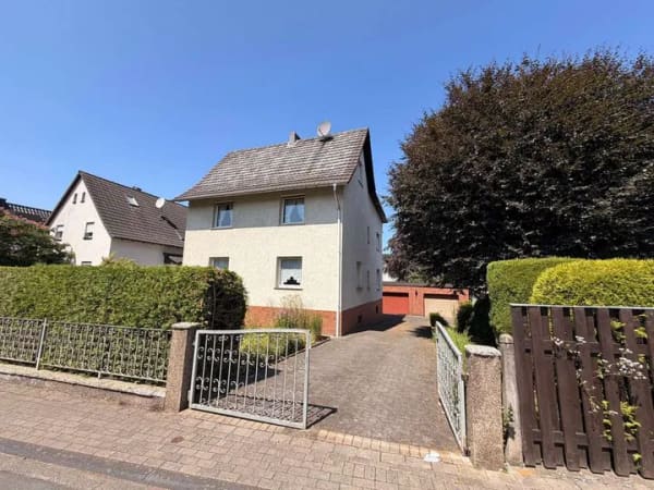 Immobilie in Hennef (Sieg) - Freistehendes, sanierungsbedürftiges Einfamilienhaus mit Garagen in Hennef-Weldergoven. - Bild 0