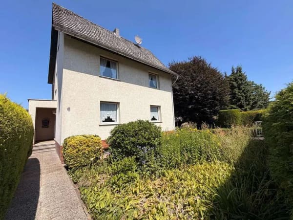 Immobilie in Hennef (Sieg) - Freistehendes, sanierungsbedürftiges Einfamilienhaus mit Garagen in Hennef-Weldergoven. - Bild 1
