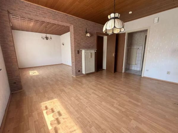 Immobilie in Hennef (Sieg) - Freistehendes, sanierungsbedürftiges Einfamilienhaus mit Garagen in Hennef-Weldergoven. - Bild 3