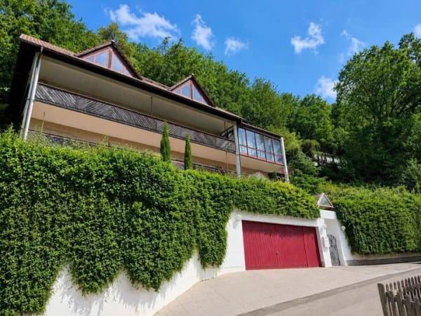 Immobilie in Weilbach - +++ Panoramablick und Wellnessoase am Waldrand – Ihr neues Zuhause der Extraklasse +++ - Bild 0
