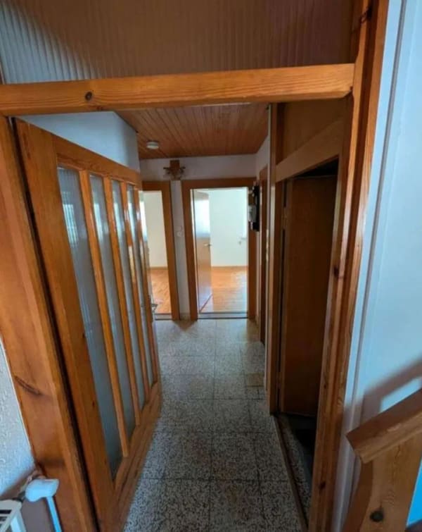 Immobilie in Oberschweinbach - Ruhiges Einfamilienhaus freistehend mit großem Garten und Garagen - Bild 2