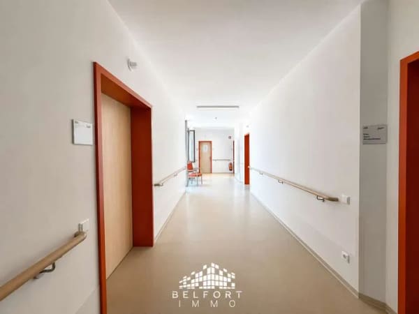 Immobilie in Gerolzhofen - PFLEGEIMMOBILIE ALS KAPITALANLAGE – CA. 60 M² DOPPELZIMMER IN GEROLZHOFEN ZU VERKAUFEN - Bild 1