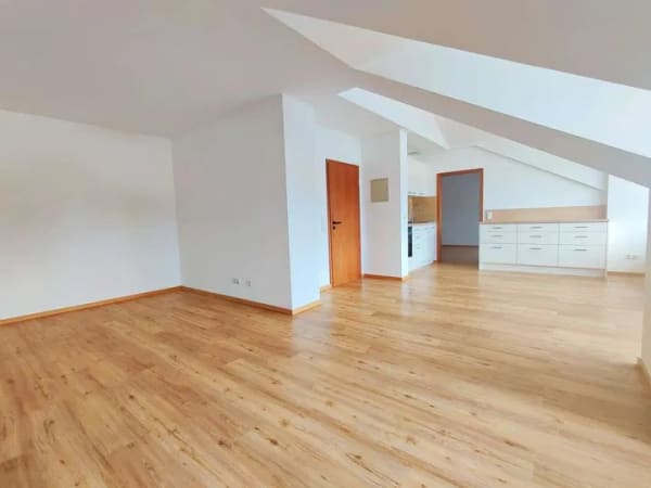 Immobilie in Grafing bei München - hell und geräumig: renovierte 2 Zimmer DG-Wohnung auf 69m² mit großem Gaubenbalkon ohne Provision - Bild 2
