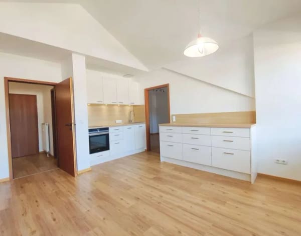 Immobilie in Grafing bei München - hell und geräumig: renovierte 2 Zimmer DG-Wohnung auf 69m² mit großem Gaubenbalkon ohne Provision - Bild 3