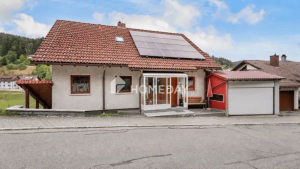 Immobilie in Vöhrenbach - Mehr Raum für gemeinsame Wohnideen: Familienhaus in Hanglage mit Einliegerwohnung - Bild 0