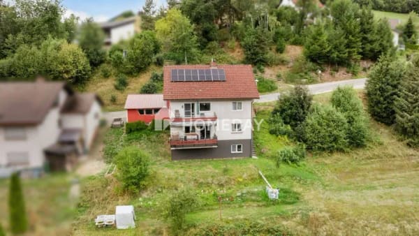 Immobilie in Vöhrenbach - Mehr Raum für gemeinsame Wohnideen: Familienhaus in Hanglage mit Einliegerwohnung - Bild 2