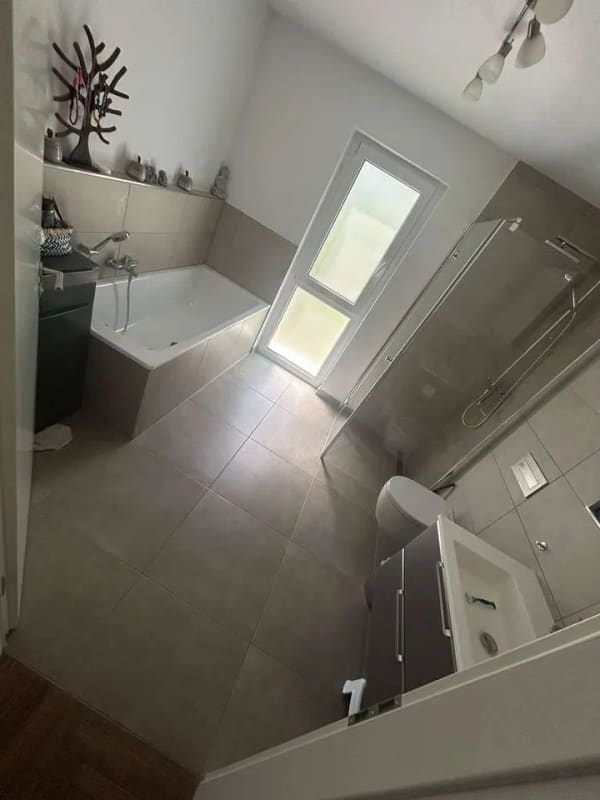 Immobilie in Kupferzell - Moderne 4-Zimmer-Wohnung mit Garten, Terrasse und 2 TG-Stellplätzen in Kupferzell ab sofort zu verka - Bild 2
