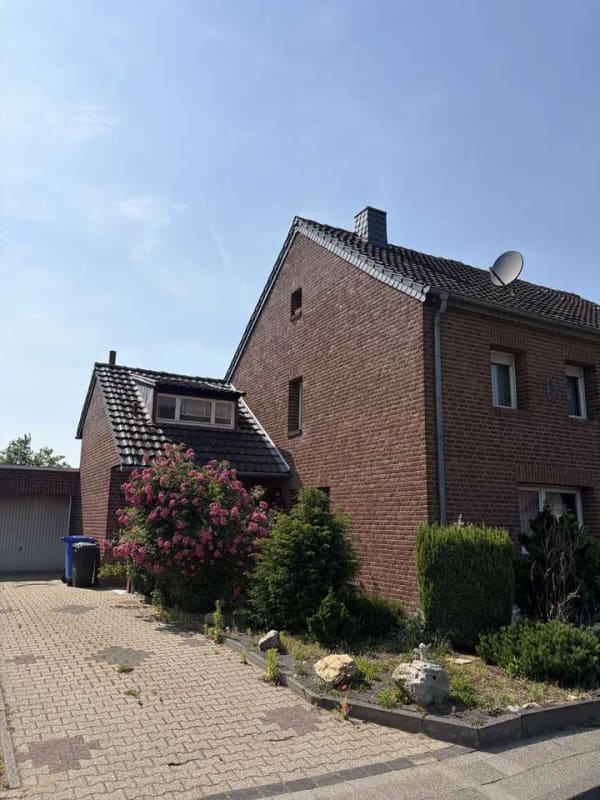 Immobilie in Niederkrüchten - Direkt vom Eigentümer: Doppelhaushälfte mit großem Grundstück, Garage und zahlreichen Nutzflächen - Bild 1