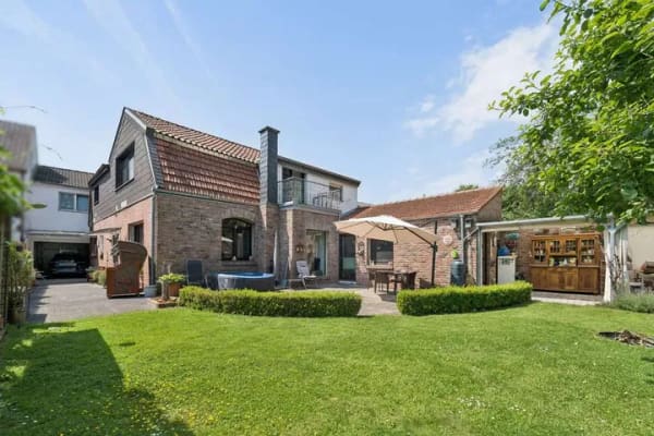 Immobilie in Issum - Modernisiertes Zweifamilienhaus mit Terrasse, Garten & Garage in zentraler Lage - Bild 0