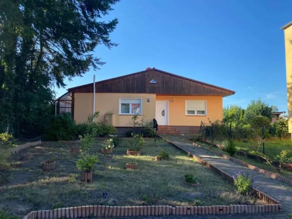 Immobilie in Oberbarnim - Gestalten und Einziehen: 2-Zi-Massivbungalow auf großem Grundstück mit Erweiterungspotential!! - Bild 0