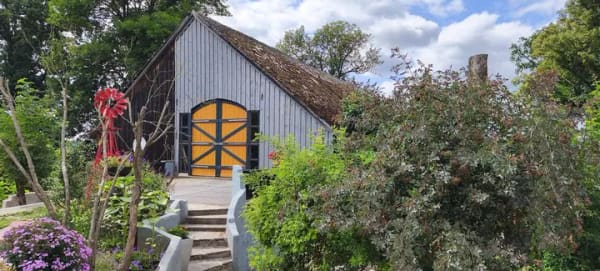 Immobilie in Moosbach - Architektonisch reizvoll ausgebautes Landhaus mit naturnah bewachsenem Grundstück - Bild 0