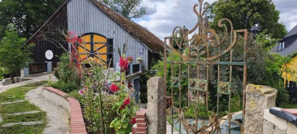 Immobilie in Moosbach - Architektonisch reizvoll ausgebautes Landhaus mit naturnah bewachsenem Grundstück - Bild 2