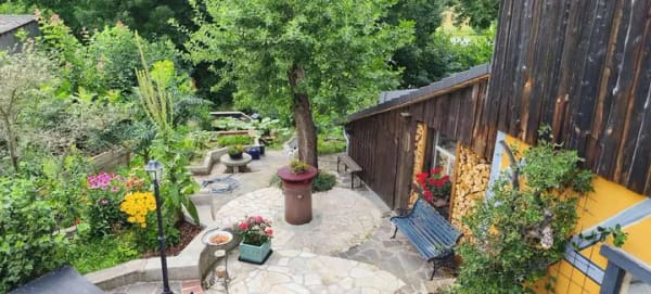 Immobilie in Moosbach - Architektonisch reizvoll ausgebautes Landhaus mit naturnah bewachsenem Grundstück - Bild 3